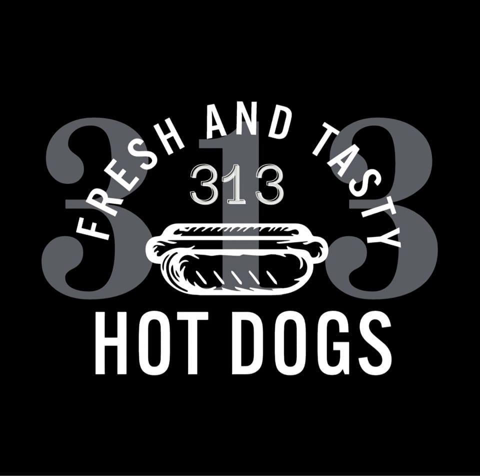 Logo noir et blanc avec un hot dog stylisé, le texte '313', 'Fresh and Tasty' et 'Hot Dogs'.
