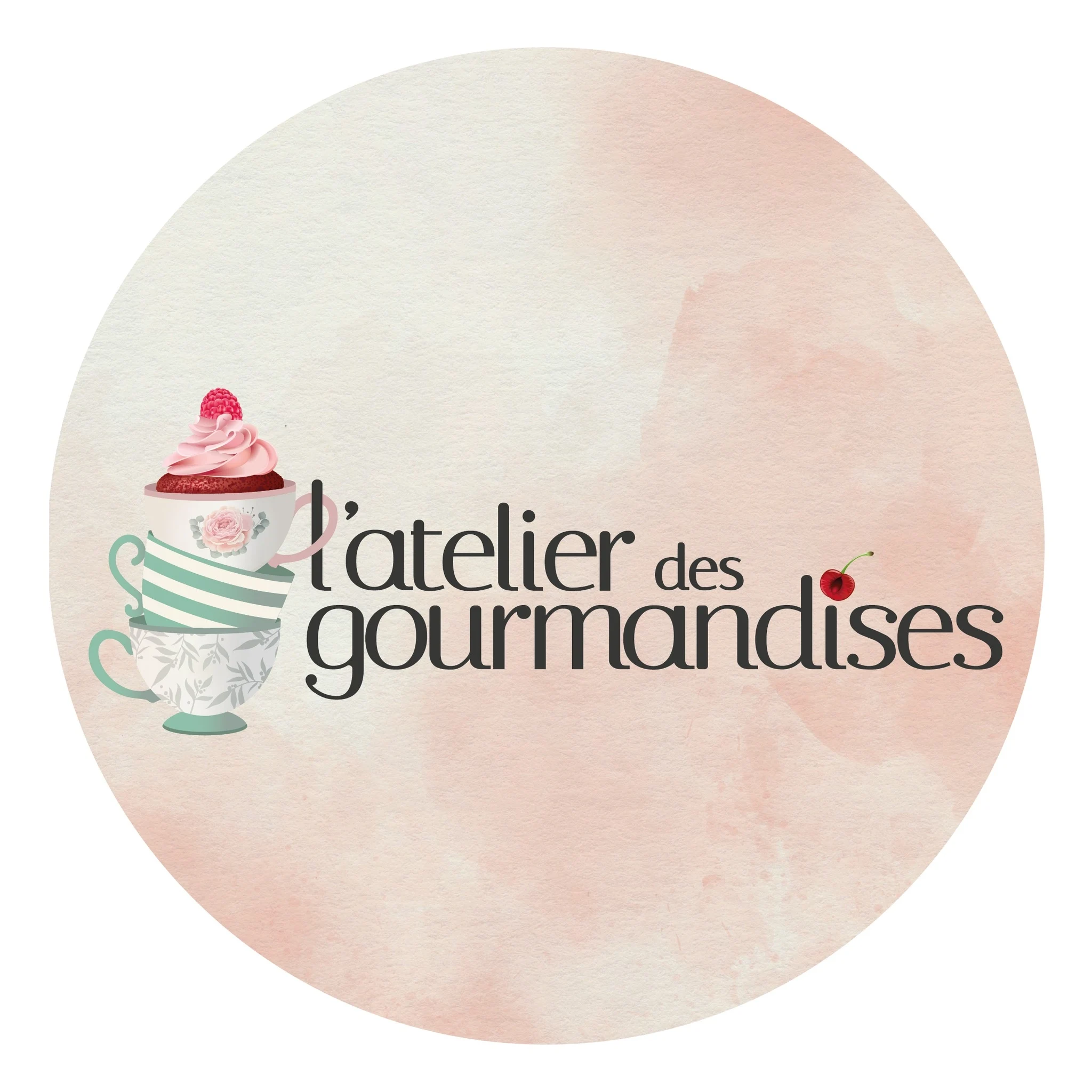 Logo circulaire avec trois tasses empilées et un cupcake sur la tasse du dessus, texte l'atelier des gourmandises à droite