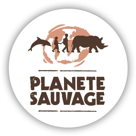 Logo circulaire avec un dauphin, deux silhouettes humaines, un rhinocéros et le texte Planète Sauvage